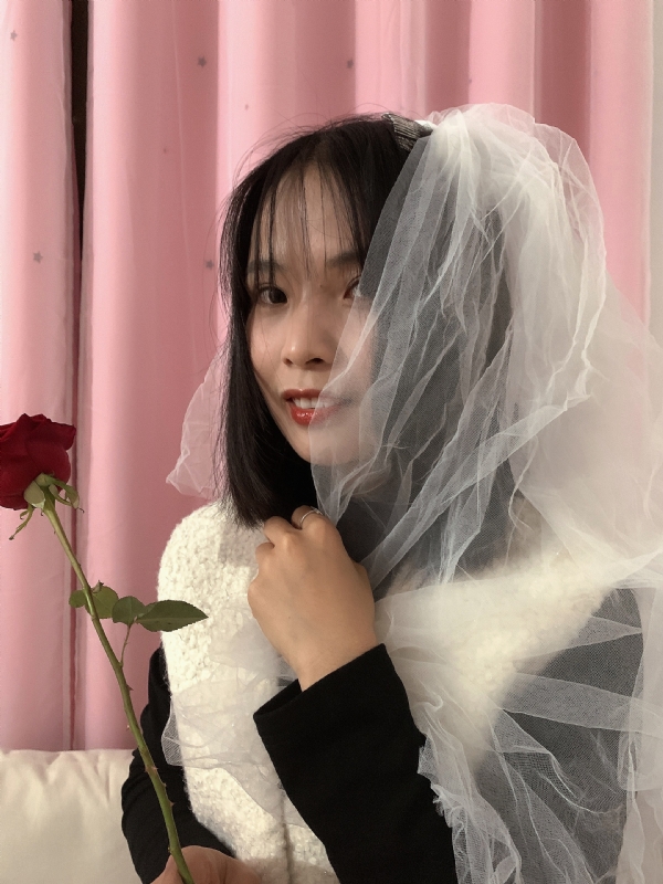 持紫菜包饭的女孩的第一张照片--宁德相亲网